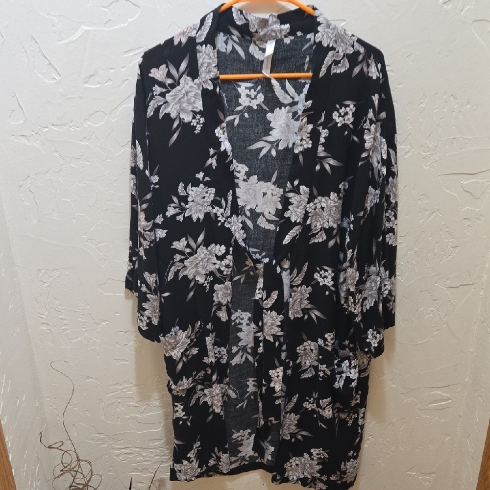 3/$10 Spiritual Gangster Black and White Floral Kimono